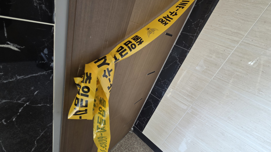 지난달 18일 울산 울주군에서 30대 아버지와 어린 자녀 4명 등 일가족 5명이 숨진 채 발견됐다. 사진은 해당 세대 현관 전경. 연합뉴스