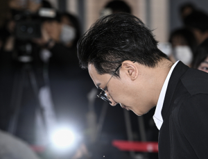 ‘무단결근 의혹’ 송민호 첫 재판…고개 숙여 사과 [쿠키포토]