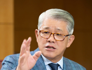 SK네트웍스 최신원 명예회장, ‘무보수’ 선언…“이사회 이후 결단”