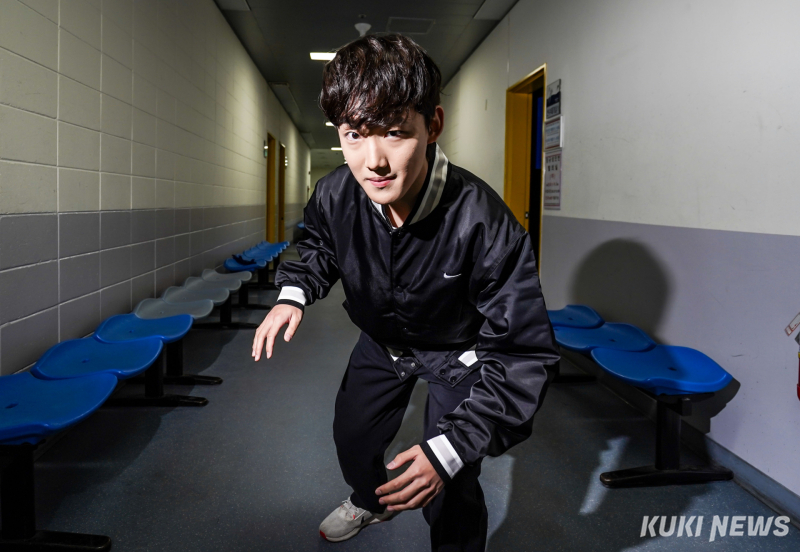 국가대표 선발전 1위로 밀라노 올림픽 출전권을 따낸 쇼트트랙 임종언 선수가 9일 경기 고양어울림누리 빙상장 복도에서 스타팅 포즈를 취하고 있다. 쿠키뉴스 자료사진