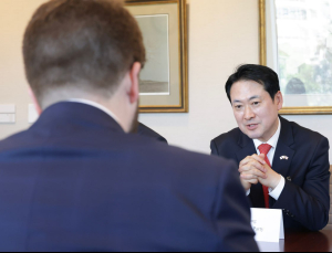 국민의힘 공식 사과에도 장동혁 “차관보 맞다”…커지는 ‘직함 부풀리기’ 논란