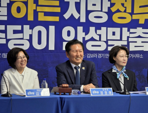 민주당, 안성서 6·3 지선 ‘여성 단체장’ 후보 지원사격 [쿡 정치포토]
