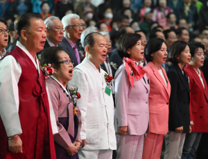 어린이들 ‘하트 인사’에 어르신 ‘웃음꽃’…2026 어버이날 기념식 [쿠키포토]