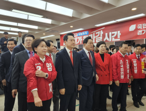 “깨끗하게! 유능하게!” 장동혁·송언석, 6·3 지선 경기 후보 지원사격 [쿡 정치포토]