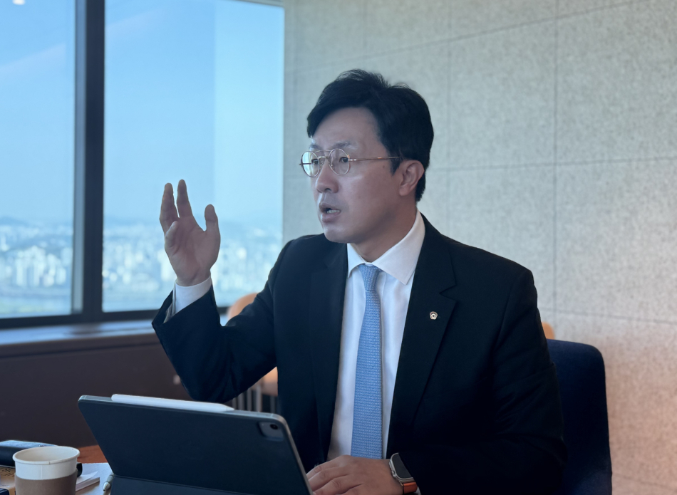 최영진 한화자산운용 부사장(CMO)은 6일 서울 여의도 63스퀘어에서 진행된 인터뷰에서 시종일관 확신에 찬 어조로 한국 자본시장의 ‘퀀텀 점프 당위성’을 강조했다. 임성영 기자.