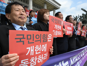 ‘39년 만의 개헌안’…표결 앞두고 시민사회·정치권 막판 총력전 [쿠키포토]