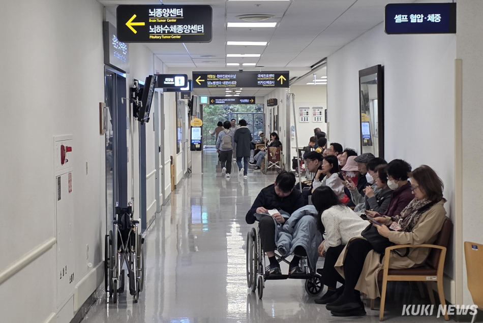 서울의 한 대학병원에서 환자와 보호자들이 진료를 기다리고 있다. 쿠키뉴스 자료사진