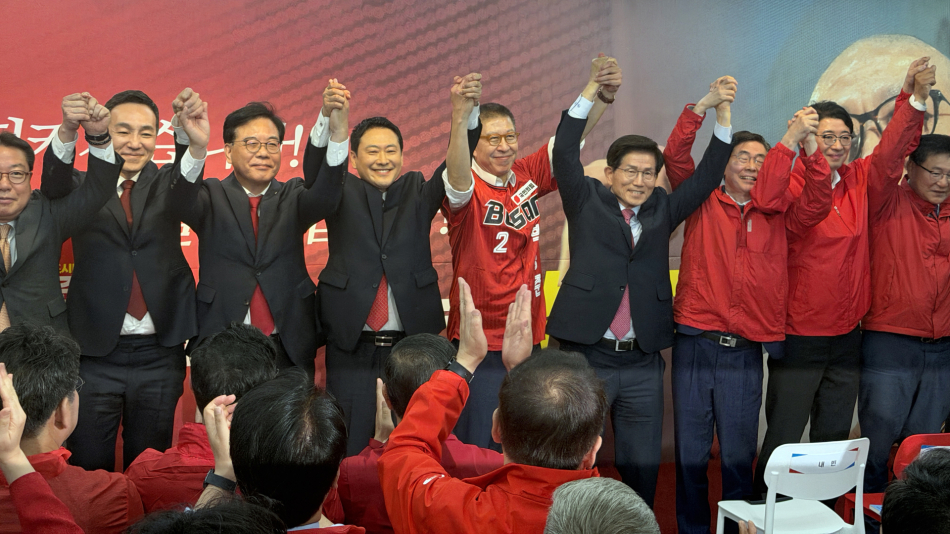 지난 2일 오전 부산 서면의 한 빌딩에서 열린 박형준 국민의힘 부산시장 후보 선거 개소식에서 장동혁 대표 등 국힘 지도부가 총출동해 파이팅을 외치고 있다. 연합뉴스