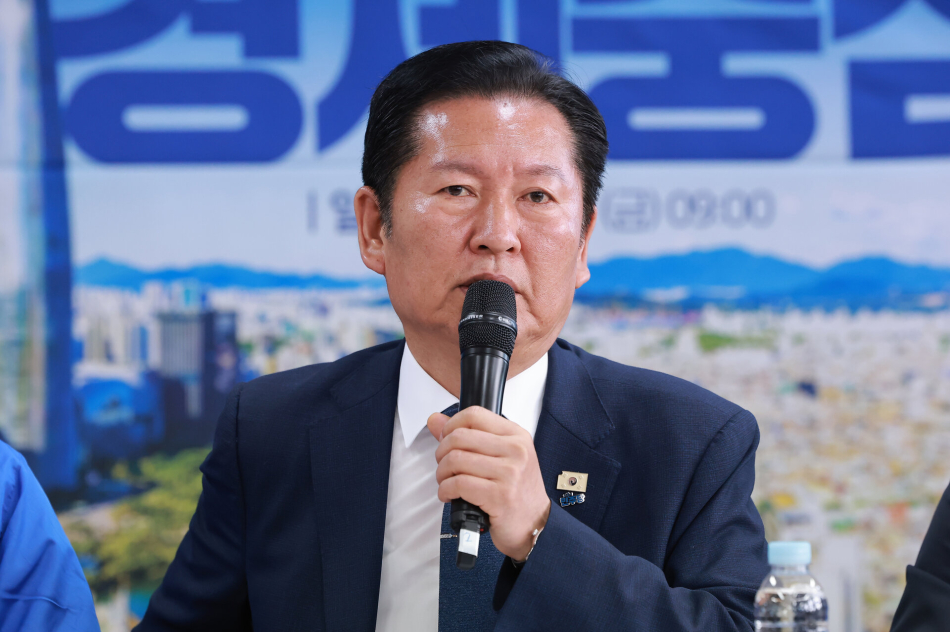 정청래 더불어민주당 대표가 8일 서울 송파구 조재희 민주당 송파구청장 후보 선거사무소에서 열린 최고위원회의에서 발언하고 있다. 연합뉴스
