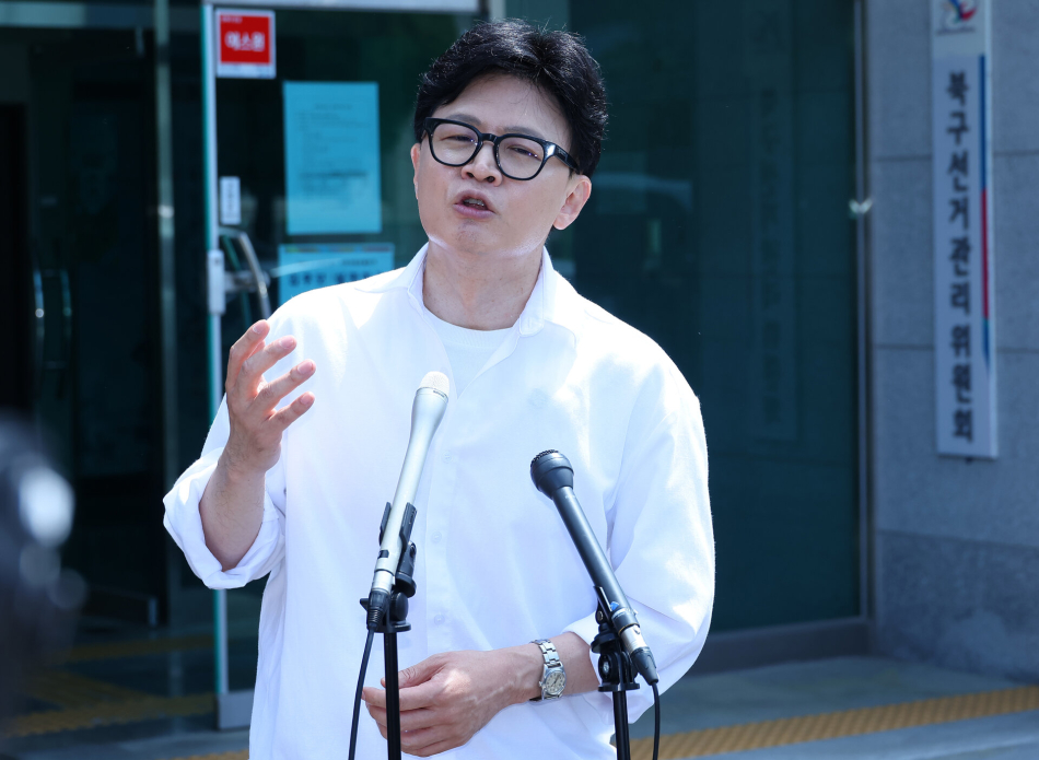한동훈 전 국민의힘 대표가 지난 4일 부산 구포동 북구선거관리위원회에 예비후보 등록을 한 뒤 기자들 질문에 답하고 있다. 연합뉴스