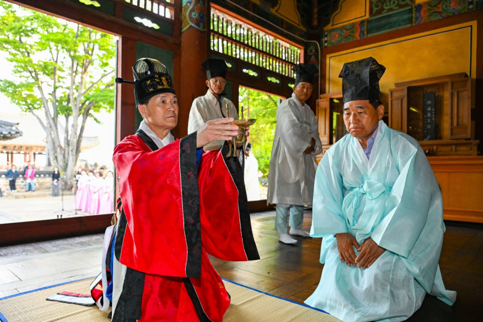 7일 열린 ‘제68회 밀양아리랑대축제’ 불씨봉헌 고유제에서 안병구 밀양시장이 단군성조께 정성껏 봉헌하고 있다.
