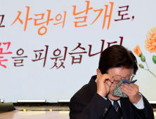 李대통령, 순직자 부모에 카네이션 달며 눈물…“국가가 끝까지 곁 지킬 것”