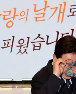 李대통령, 순직자 부모에 카네이션 달며 눈물…“국가가 끝까지 곁 지킬 것”