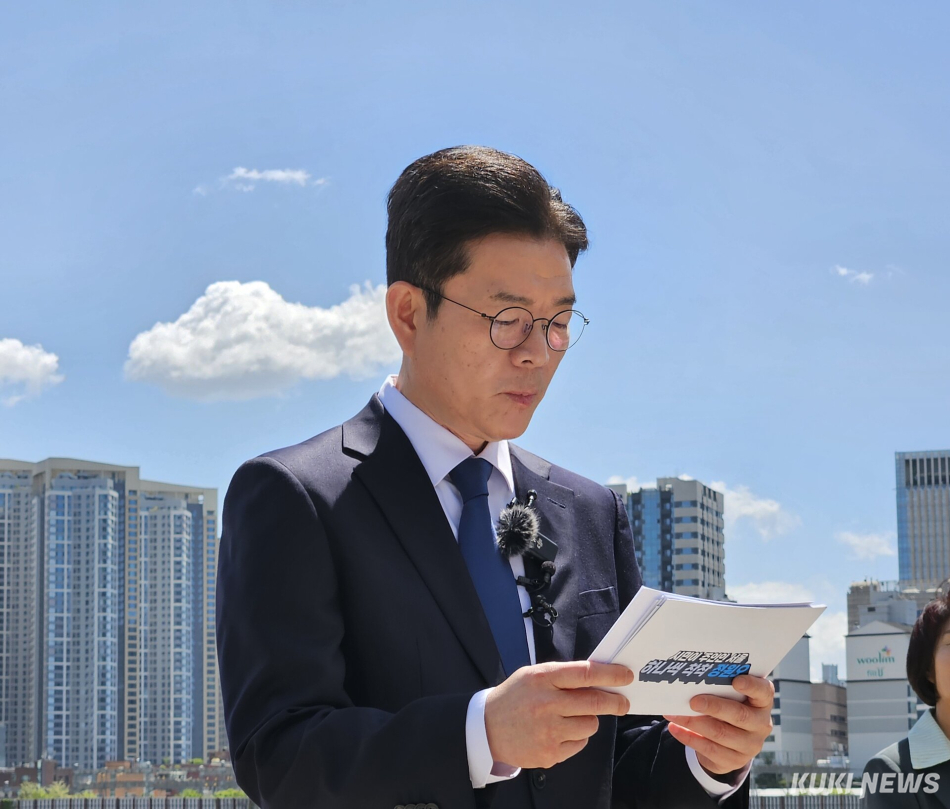 정원오 더불어민주당 서울시장 후보가 8일 오전 서울 용산구 용산국제업무지구에서 용산국제업무지구 개발 공약을 발표하고 있다. 서지영 기자