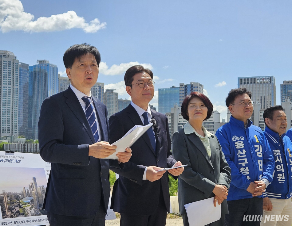정원오 더불어민주당 서울시장 후보가 8일 오전 서울 용산구 용산국제업무지구에서 용산국제업무지구 개발 공약 발표를 위한 기자회견을 열었다. 서지영 기자