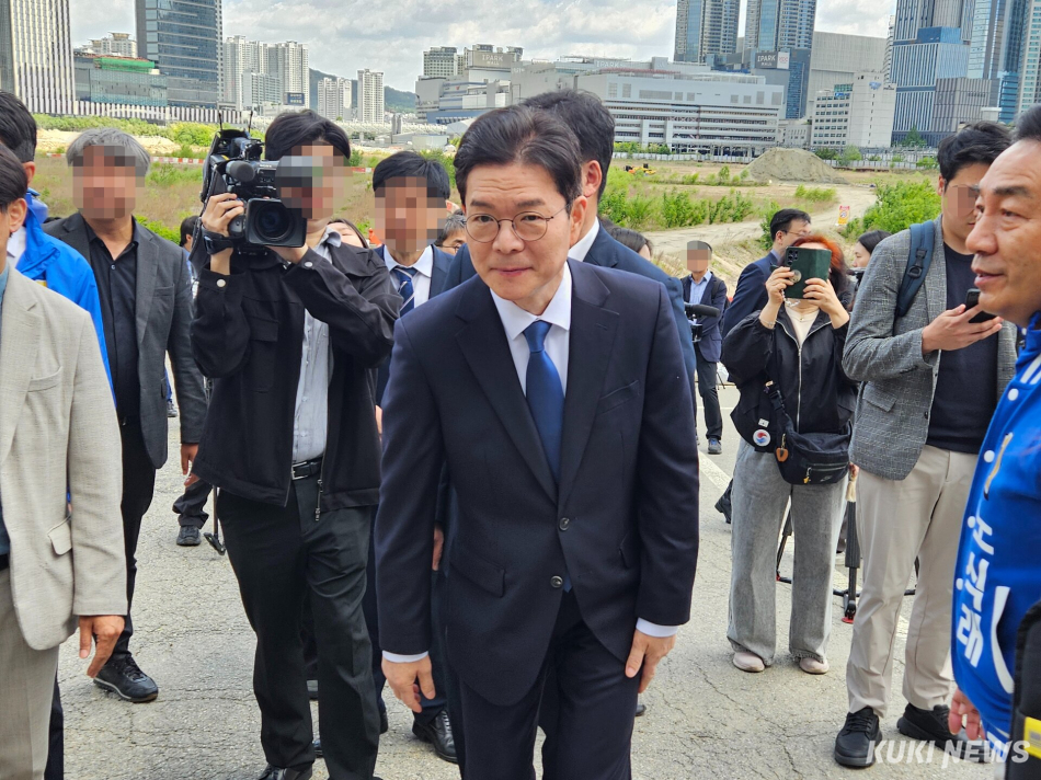 정원오 더불어민주당 서울시장 후보가 8일 오전 서울 용산구 용산국제업무지구에서 용산국제업무지구 개발 공약 발표를 마친 뒤 이동하고 있다. 서지영 기자