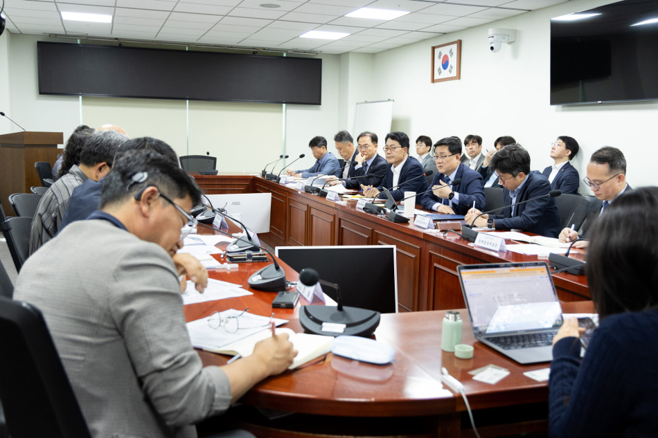 김성환 기후에너지환경부 장관이 8일 서울 서초구 한강홍수통제소에서 송전 전력망 건설 반대 지역별 대표 및 한전 관계자들과 만나 간담회를 주재하고 있다. 기후에너지환경부 제공