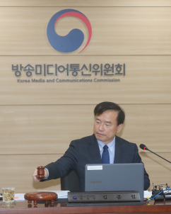 ‘10만 유튜버’ 허위 정보 유포 땐 5배 배상…네카오도 대응 의무