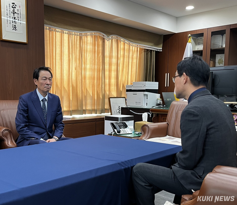 조용기 강원 원주시 의장은 8일 원주시의회에서 더불어민주당 우상호(왼쪽) 강원도지사 후보를 만나 지지를 선언했다. 윤수용 기자.