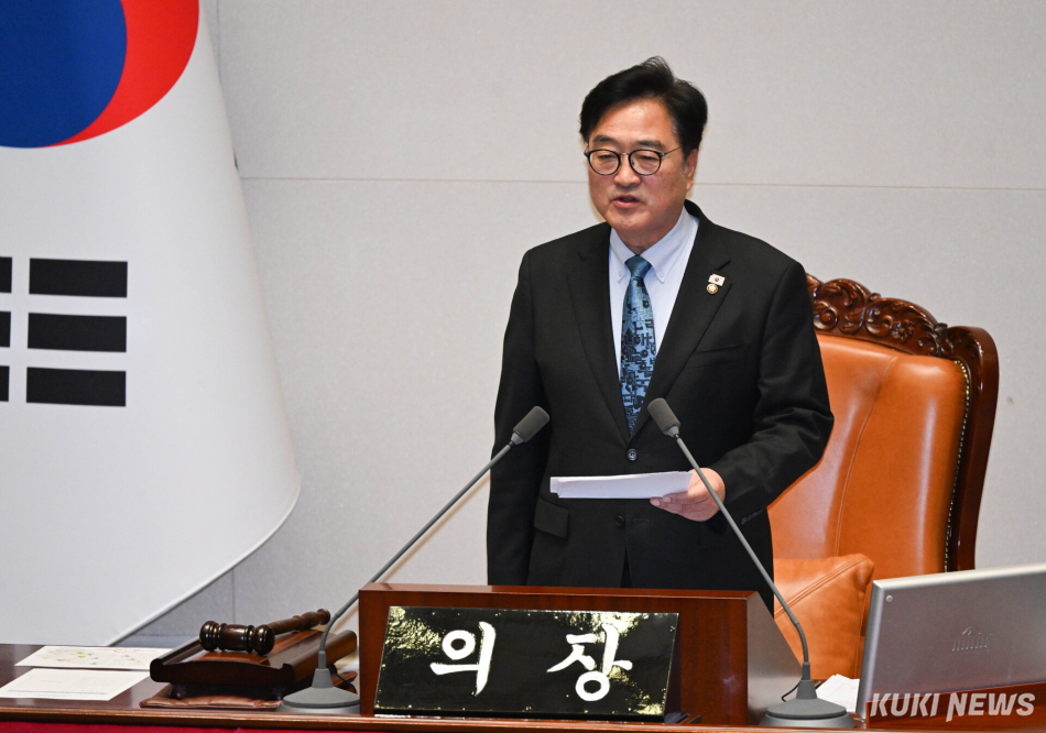 8일 국회 본회의 개회 직후 우원식 국회의장이 국민의힘의 필리버스터 방침에 항의하고 있다.