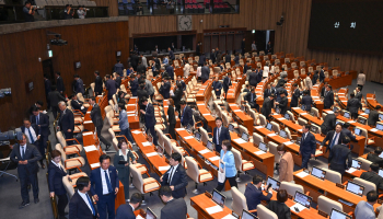 “개헌 상정 않겠다”…본회의 열자마자 산회
