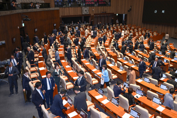 “개헌 상정 않겠다”…본회의 열자마자 산회