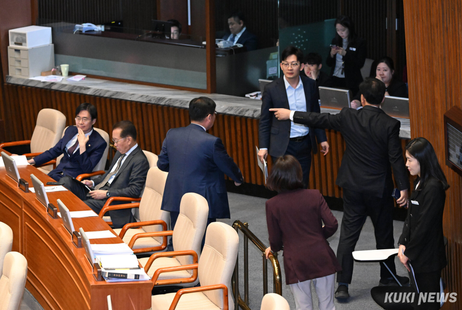 8일 국회 본회의 중 국민의힘 의원들이 개헌안에 반발하며 본회의장에서 퇴장하고 있다.