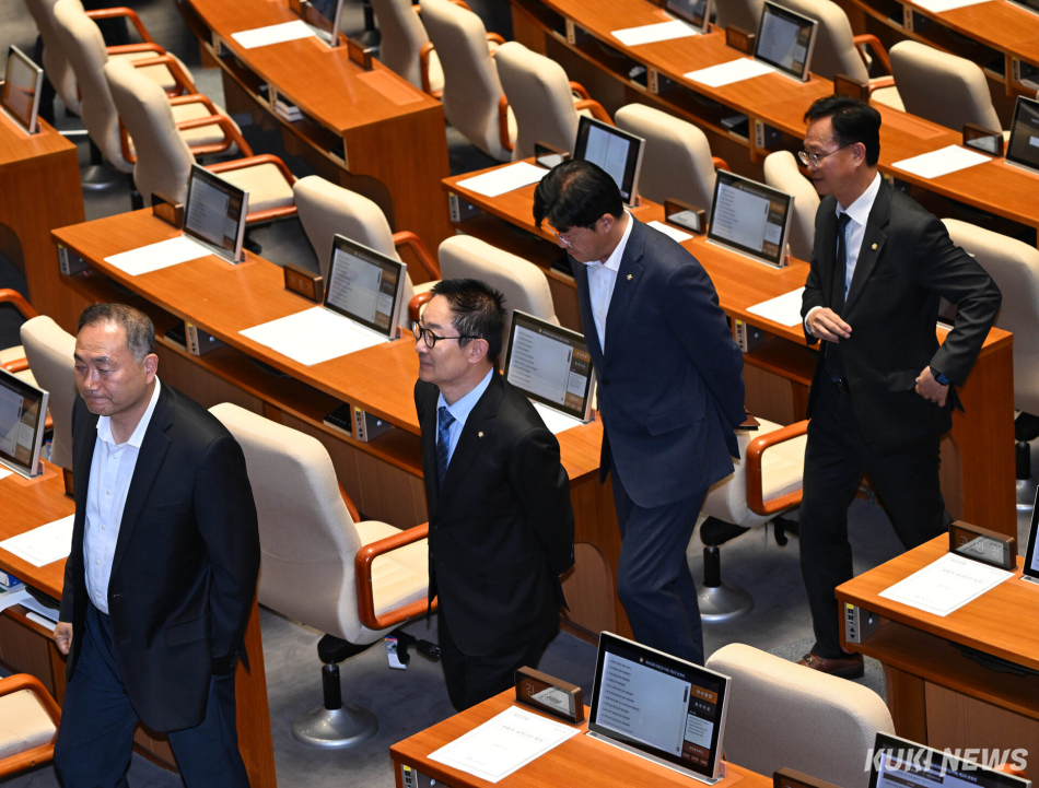 8일 국회 본회의가 끝난 후 더불어민주당 의원들이 본회의장에서 퇴장하고 있다.