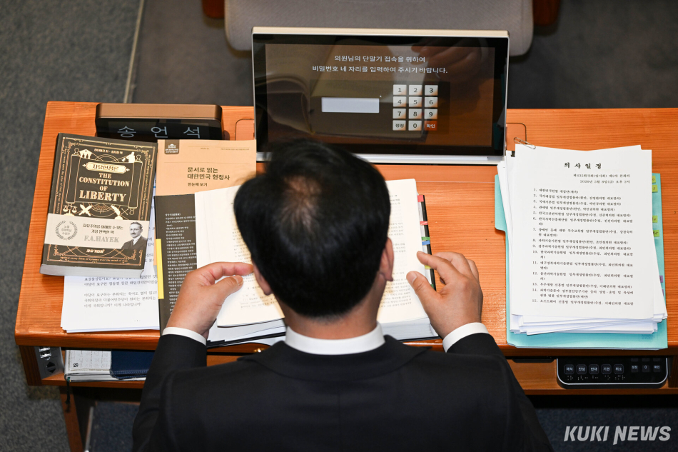 송언석 원내대표가 8일 국회 본회의가 시작되기 전 필리버스터를 준비하고 있다.