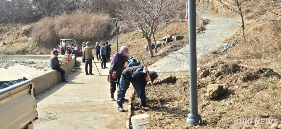 고대도 주민들의 꽃길 조성 모습. 섬비엔날레조직위 제공