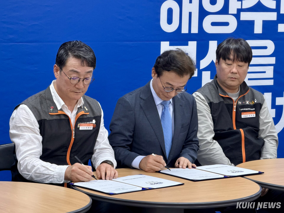 전재수(가운데) 더불어민주당 부산시장 후보와 이재진(왼쪽) 사무금융노조 위원장이 8일 부산특별시 부산진구 선거사무소에서 정책협약서에 서명하고 있다.