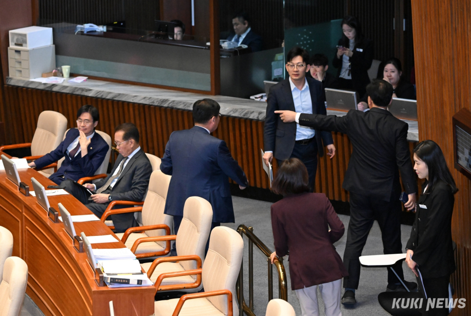 일부 국민의힘 의원들이 8일 국회 본회의에서 우원식 국회의장의 개헌 불참 지적에 항의하며 자리를 뜨고 있다. 임은재 기자