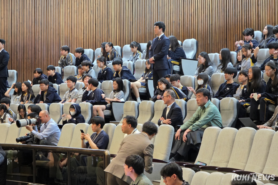 8일 국회 본회의장에 황희 민주당 의원 소개로 온 목동중학교 학생들과 전종덕 진보당 의원 소개로 온 5·18정신헌법전문수록국민추진위원회 위원들이 의원들을 바라보고 있다. 김건주 기자