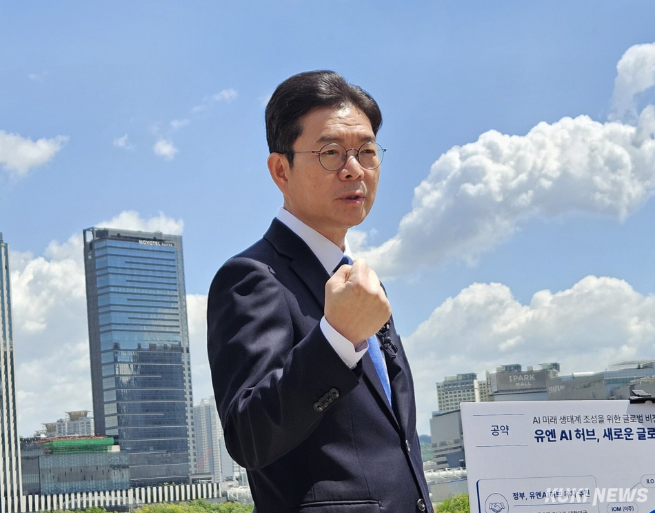 정원오 더불어민주당 서울시장 후보가 8일 오전 서울 용산구 용산국제업무지구에서 용산국제업무지구 개발 공약을 발표하고 있다. 서지영 기자