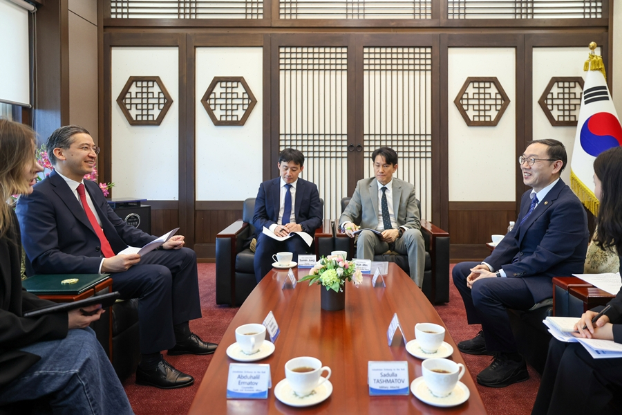 8일 서울세관에서 알리셰르 압두살로모프 주한 우즈베키스탄 대사를 접견한 이명구 관세청장(오른쪽). 관세청