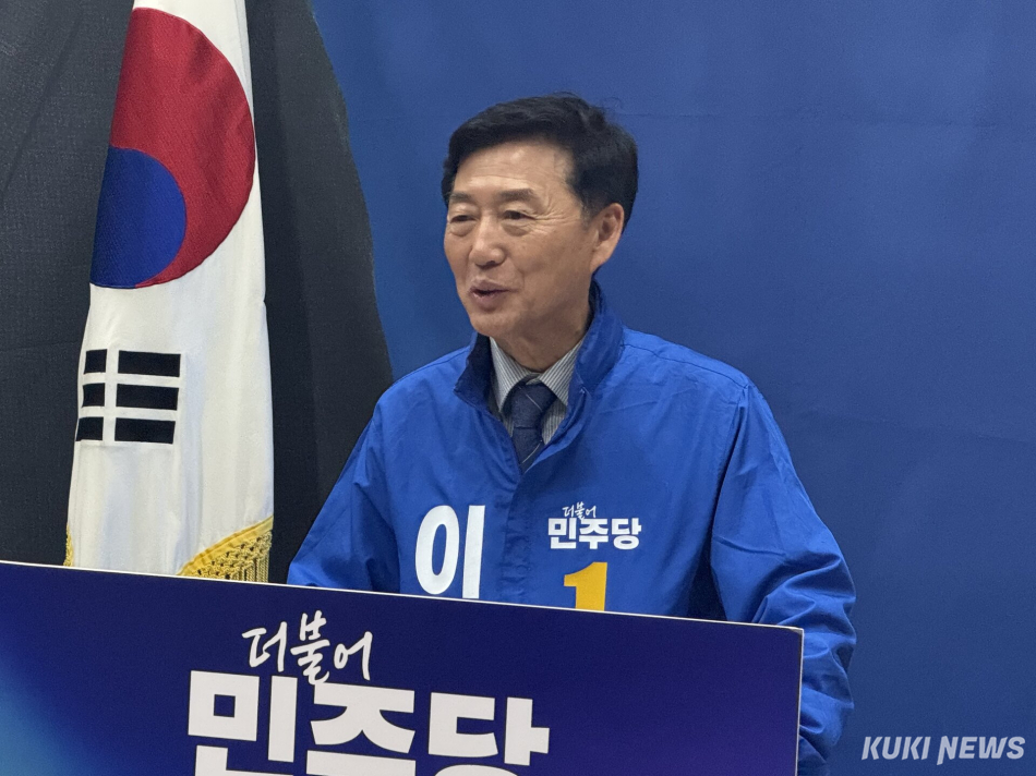 8일 동해시 한 선거캠프에서 열린 기자간담회에서 이정학 더불어민주당 동해시장 후보가 ‘글로벌 해양도시 동해 프로젝트’ 공약을 설명하고 있다.