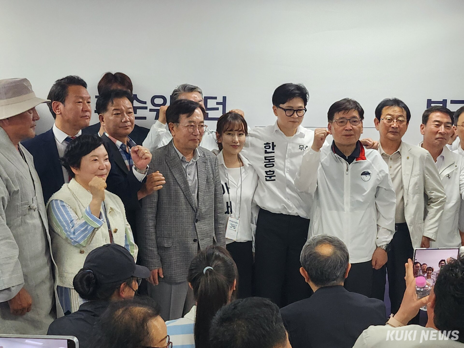 부산 북갑 재보궐선거에 출마한 한동훈 무소속 후보가 10일 부산 북구에서 열린 선거사무소 개소식에서 참석자들과 기념사진을 촬영하고 있다. 전재훈 기자
