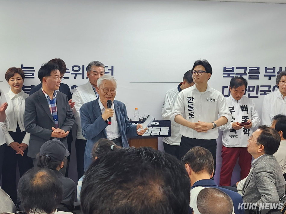 보수 논객 조갑제 조갑제닷컴 대표가 10일 부산 북구에서 열린 한동훈 무소속 후보 선거사무소 개소식에서 발언하고 있다. 전재훈 기자