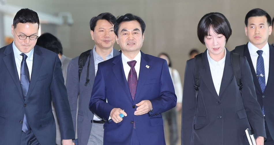 미국을 방문하는 안규백 국방부 장관이 10일 인천국제공항 제2터미널 출국장으로 이동하고 있다. 연합뉴스