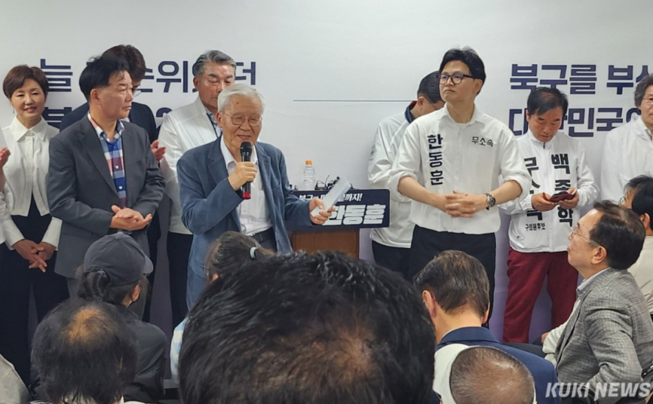 보수 논객 조갑제 조갑제닷컴 대표가 10일 부산 북구에서 열린 한동훈 무소속 후보 선거사무소 개소식에서 발언하고 있다. 전재훈 기자