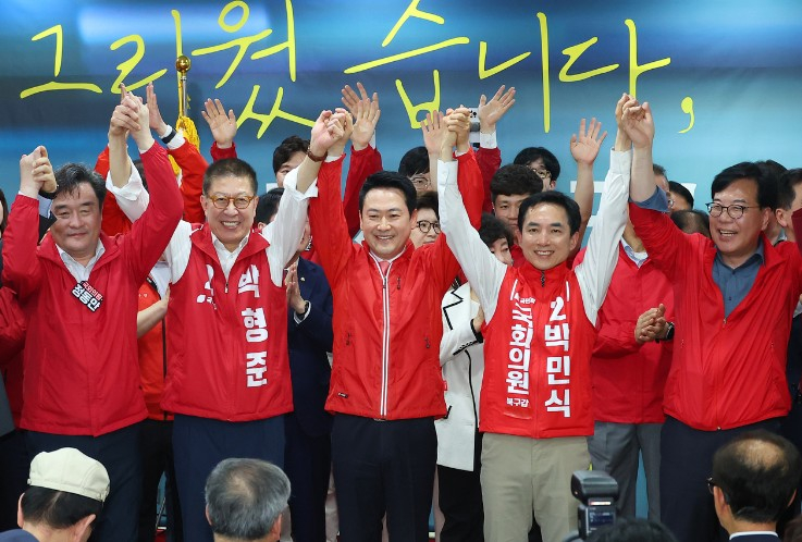 장동혁 국민의힘 대표가 10일 오후 부산 북구에서 열린 박민식 북갑 국회의원 보궐선거 후보 선거사무소 개소식에서 박후보와 박형준 부산시장 후보 등과 손을 맞잡고 있다. 연합뉴스