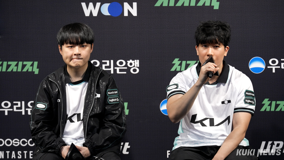 ‘쇼메이커’ 허수(왼쪽)와 김대호 디플러스 기아 감독과 10일 오후 5시 서울 종로구 롤파크 LCK 아레나에서 열린 T1과의 ‘2026 LCK’ 정규시즌 2라운드 경기가 끝난 뒤 기자회견에 참석하고 있다. 쿠키뉴스