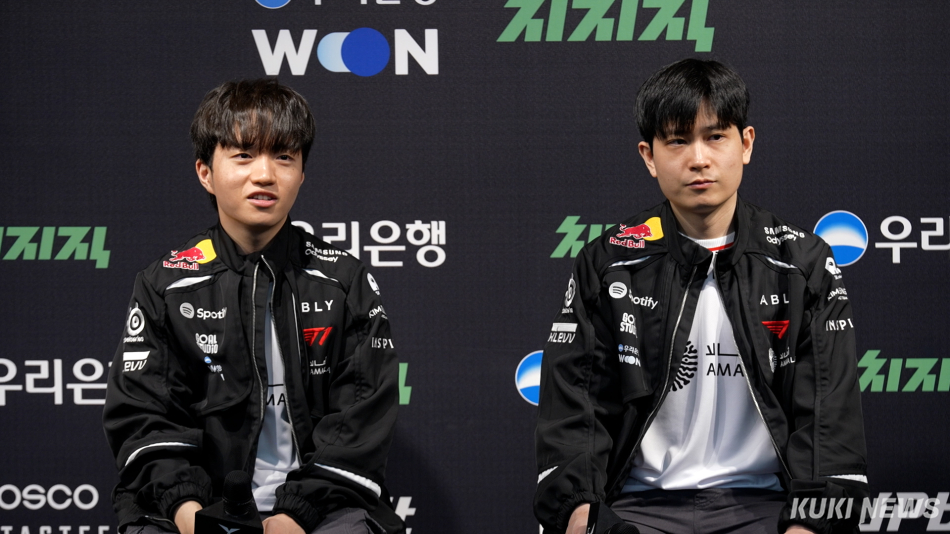 ‘케리아’ 류민석(왼쪽)과 임재현 T1 감독대행이 10일 오후 5시 서울 종로구 롤파크 LCK 아레나에서 열린 디플러스 기아와의 ‘2026 LCK’ 정규시즌 2라운드 경기가 끝난 뒤 기자회견에 참석하고 있다. 쿠키뉴스