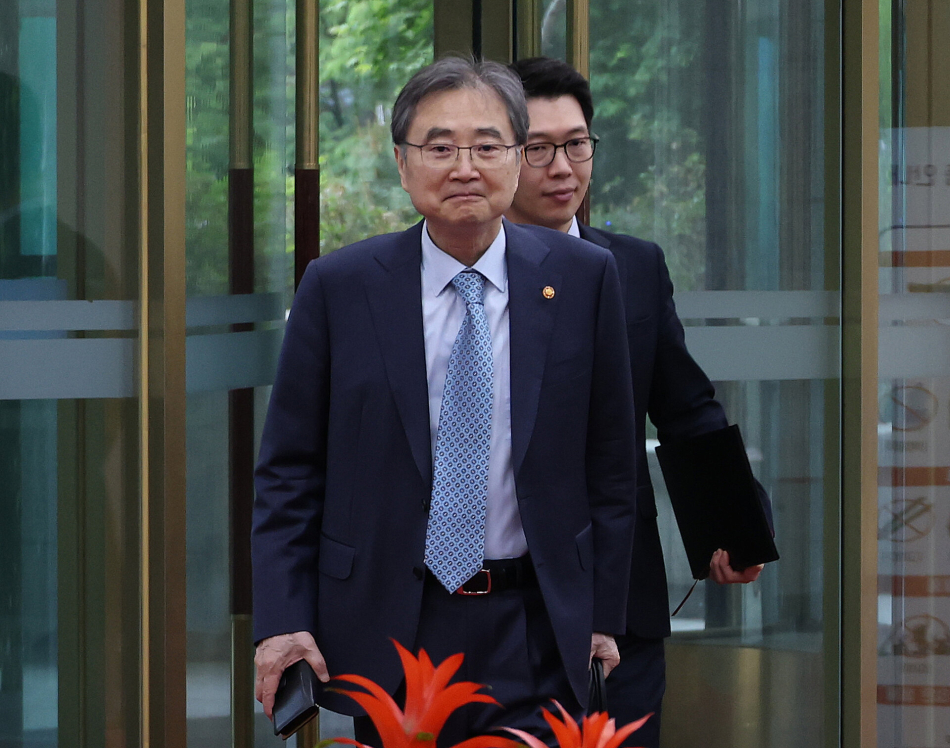 조현 외교부 장관이 11일 오전 서울 종로구 정부서울청사 별관 외교부로 출근하고 있다. 연합뉴스