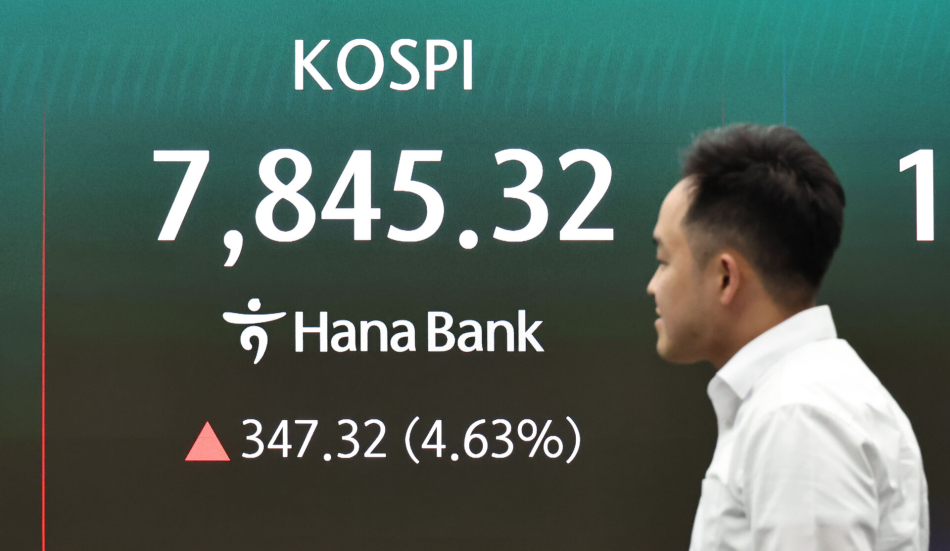 11일 서울 중구 하나은행 딜링룸 현황판. 연합뉴스