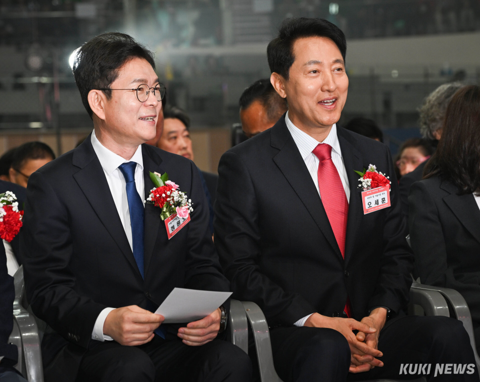 정원오 더불어민주당 서울시장 후보와 오세훈 국민의힘 서울시장 후보가 지난 6일 서울 장충동 장충체육관에서 열린 대한노인회 서울시연합회 제54회 어버이날 기념행사에 참석해 있다. 임은재 기자