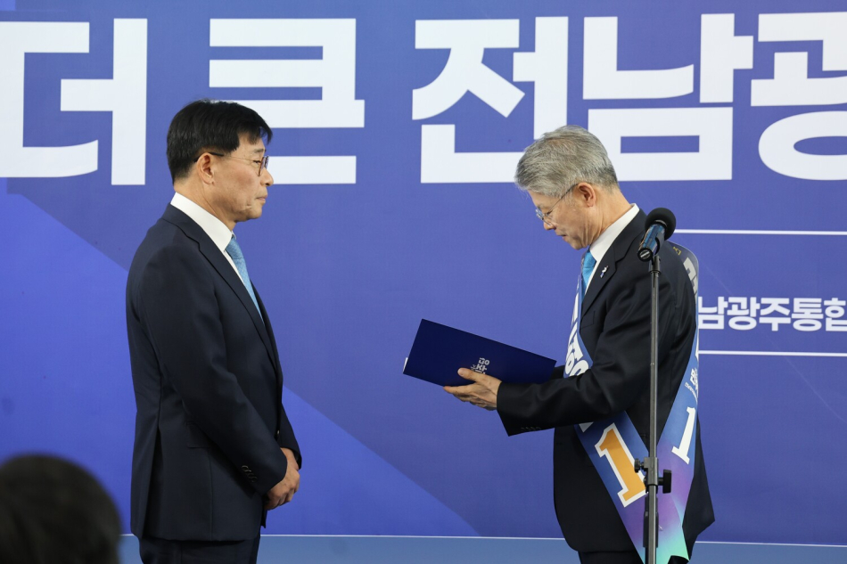 민형배 후보가 선대위 출범식에서 삼성전자 부사장 출신 주은기 고문을 경제특별고문을 위촉하고 있다. /민형배 후보 선거사무소