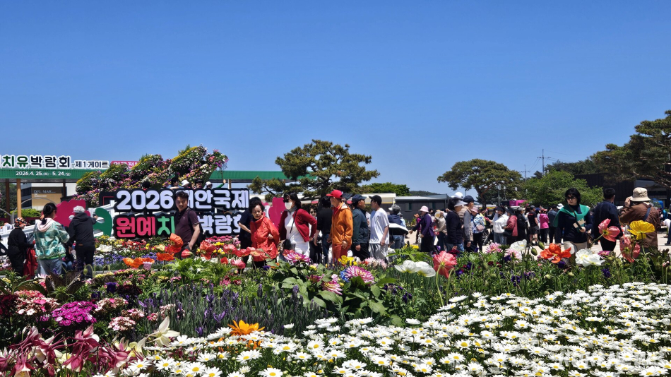 안전사고 없는 축제장을 중점과제로 지난달 25일 개장한 2026 태안국제원예치유박람회가 관람객 100만명을 넘어섰다.