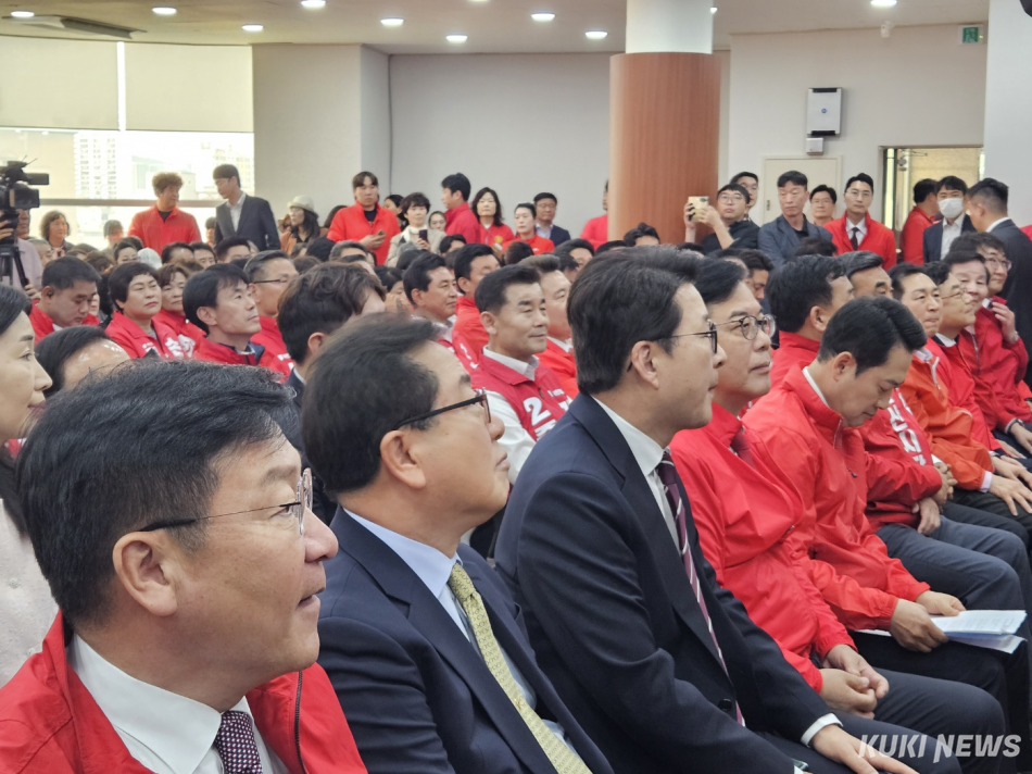 국민의힘 지도부가 11일 울산 남구에 위치한 울산시당에서 후보들을 지원 사격하고 있다. 이은서 기자