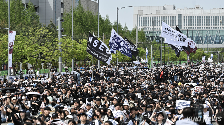 삼성전자 노조가 23일 경기 평택시 삼성전자 평택사업장 앞에서 열린 ‘투명하게 바꾸고, 상한폐지 실현하자-4/23 투쟁 결의대회’에서 구호를 외치고 있다. 남동균 인턴기자